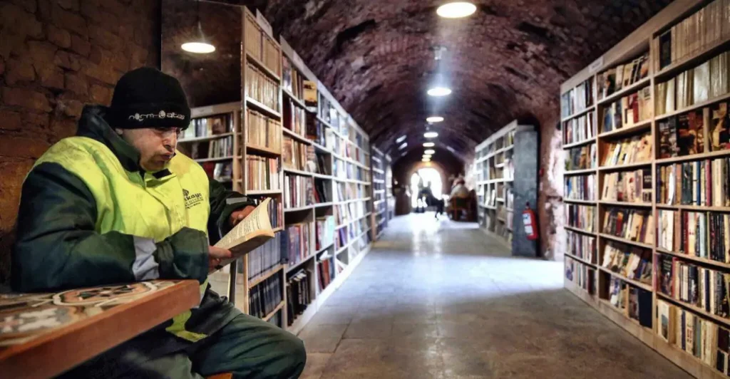 Livros jogado fora são resgatados por coletores de lixo na Turquia