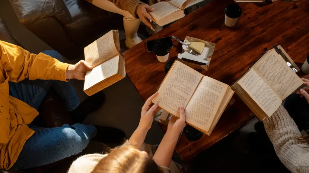 livros nas mãos de pessoas lendo juntas e sugere um clube do livro mostrando que o Brasil está lendo mais
