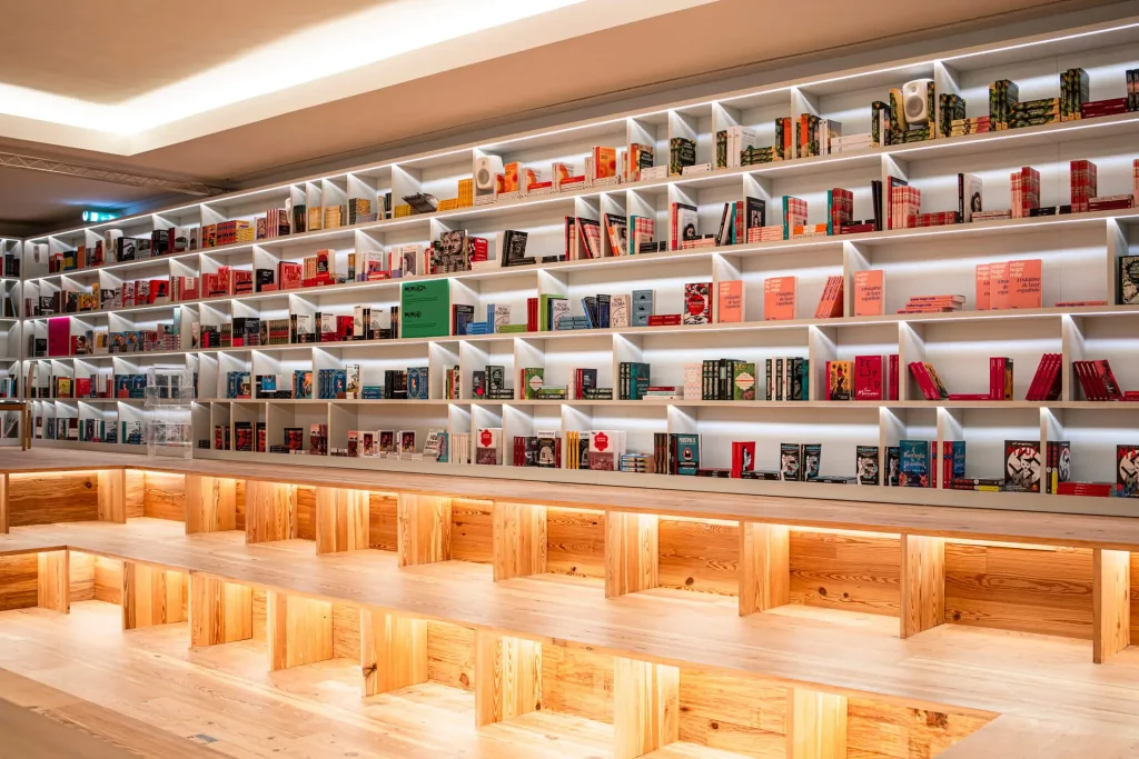 Manifesto Library em Portugal, instalada na Livraria Lello