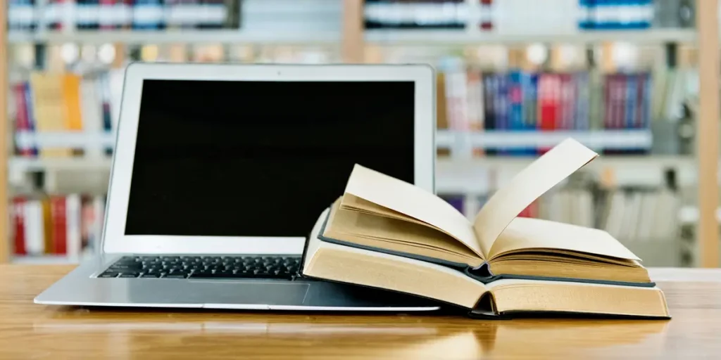 Livros sobre uma mesa ao lado de tela que sugere onde vídeos de filmes adaptados para Netflix