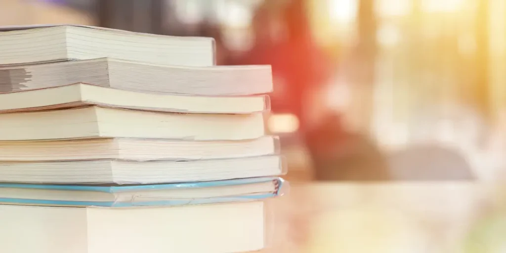 pilha de livros sugerindo melhores livros de suspense a escolher