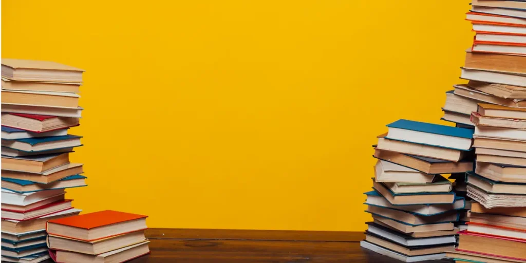duas pilhas de livros em fundo vibrante amarelo que sugerem séries com muitos livros