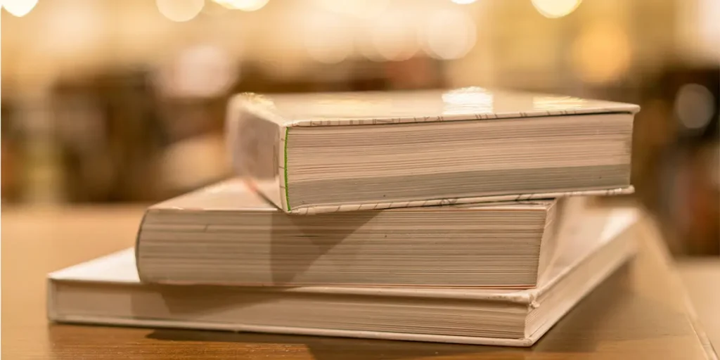pilha de livros sobre uma mesa